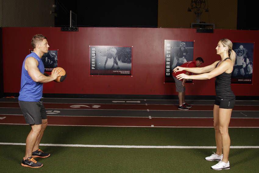 Passe de peito com medicine ball